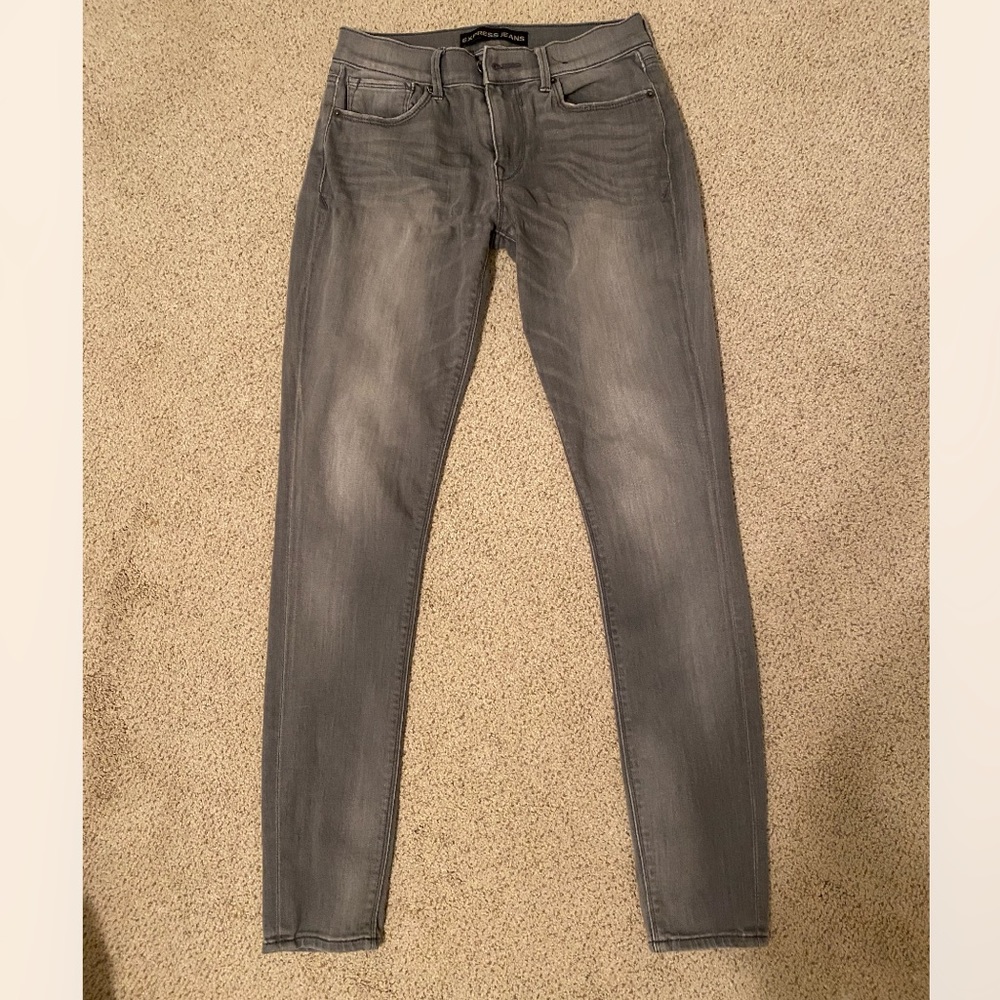 Super chic and cute light gray skinny jeans